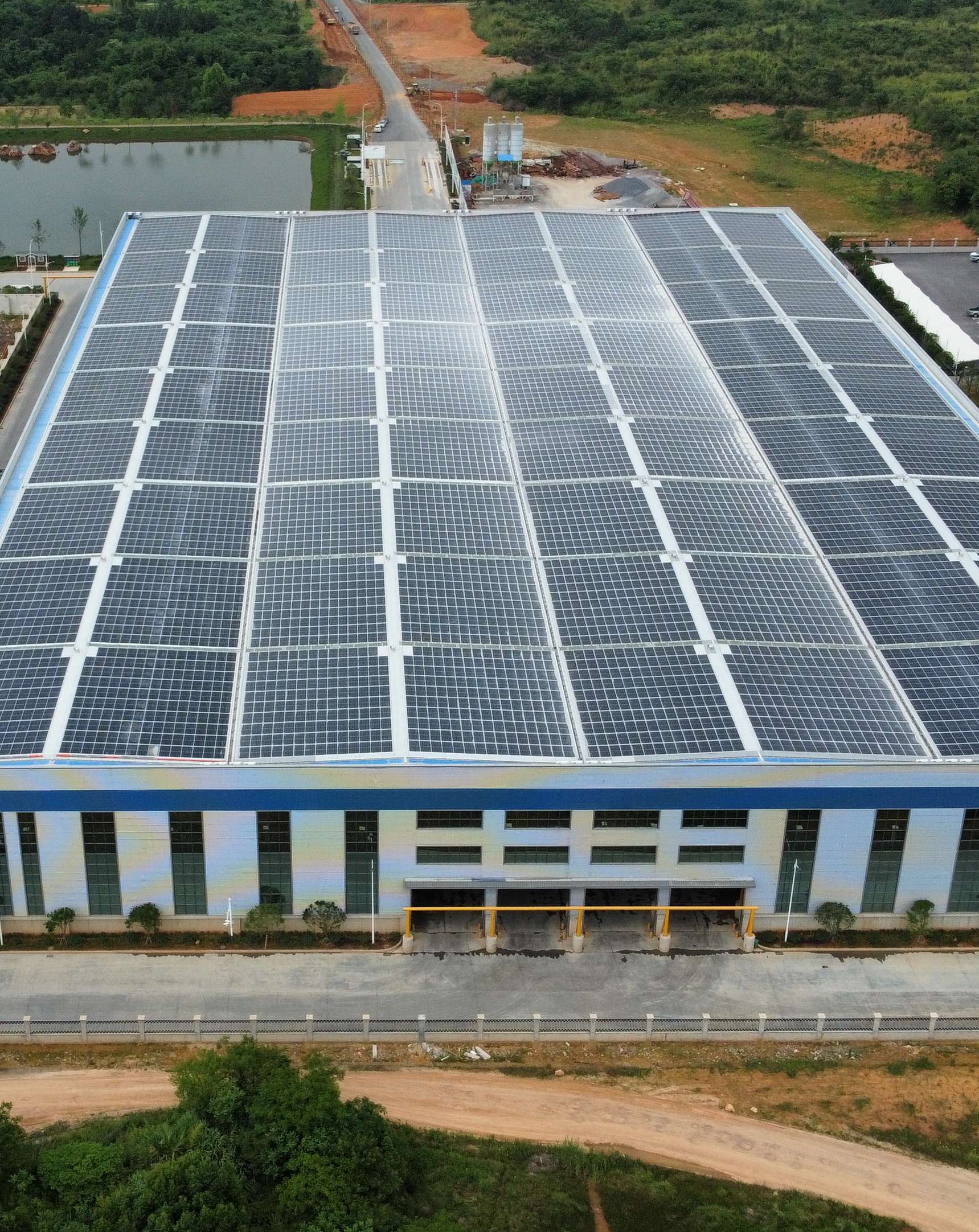 2022年4月，，，安徽池州汇成物资4MW光伏发电BIPV项目，，，年发电约400万度，，，知足约40%用电需求.jpg
